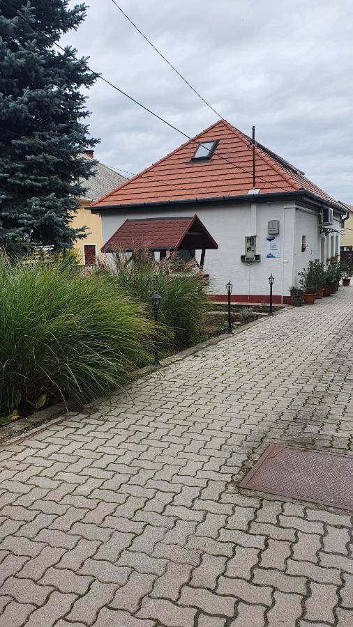 Ruttkai Vendeghaz Apartment Szekesfehervar Exterior photo